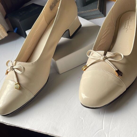 Soft Style by Hush Puppies size 9.5M  faux leather pumps - Picture 1 of 11